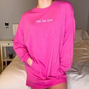 Gap “ Feel The Love” Slouchy Sweatshirt w pockets